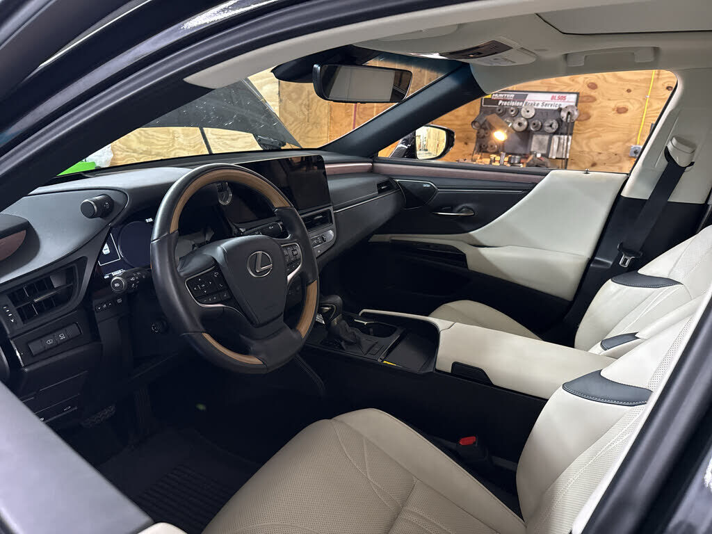 2025 LEXUS ES