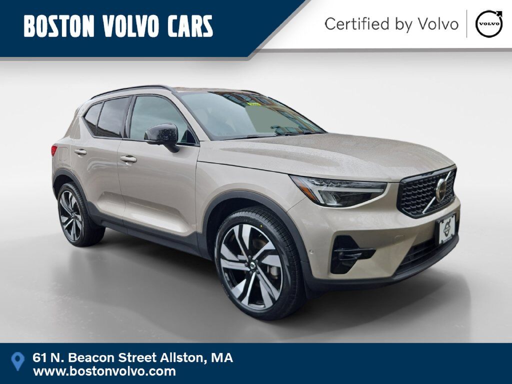 2024 VOLVO XC40