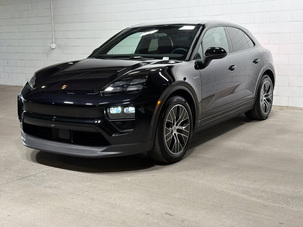 2026 PORSCHE Macan