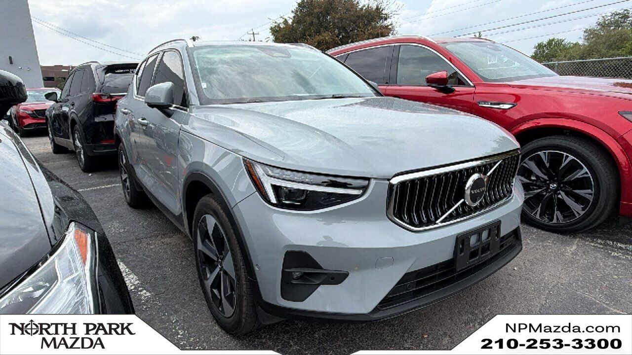 2025 VOLVO XC40
