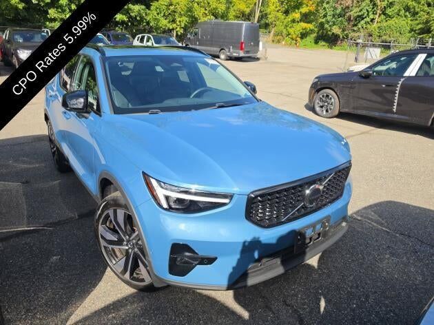 2025 VOLVO XC40
