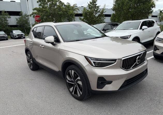 2024 VOLVO XC40