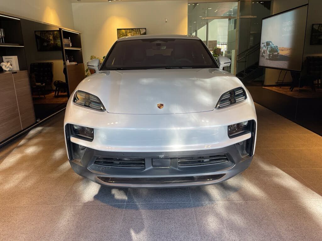 2026 PORSCHE Macan
