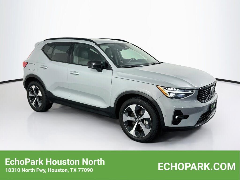 2026 VOLVO XC40