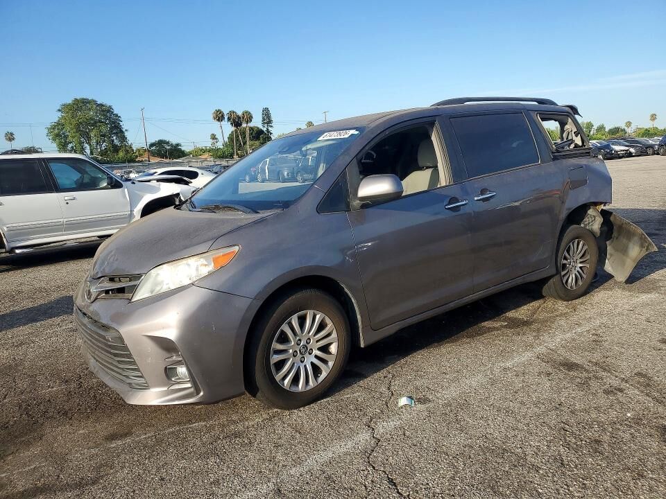 2018 TOYOTA Sienna