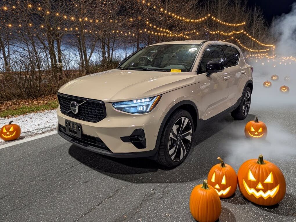 2025 VOLVO XC40