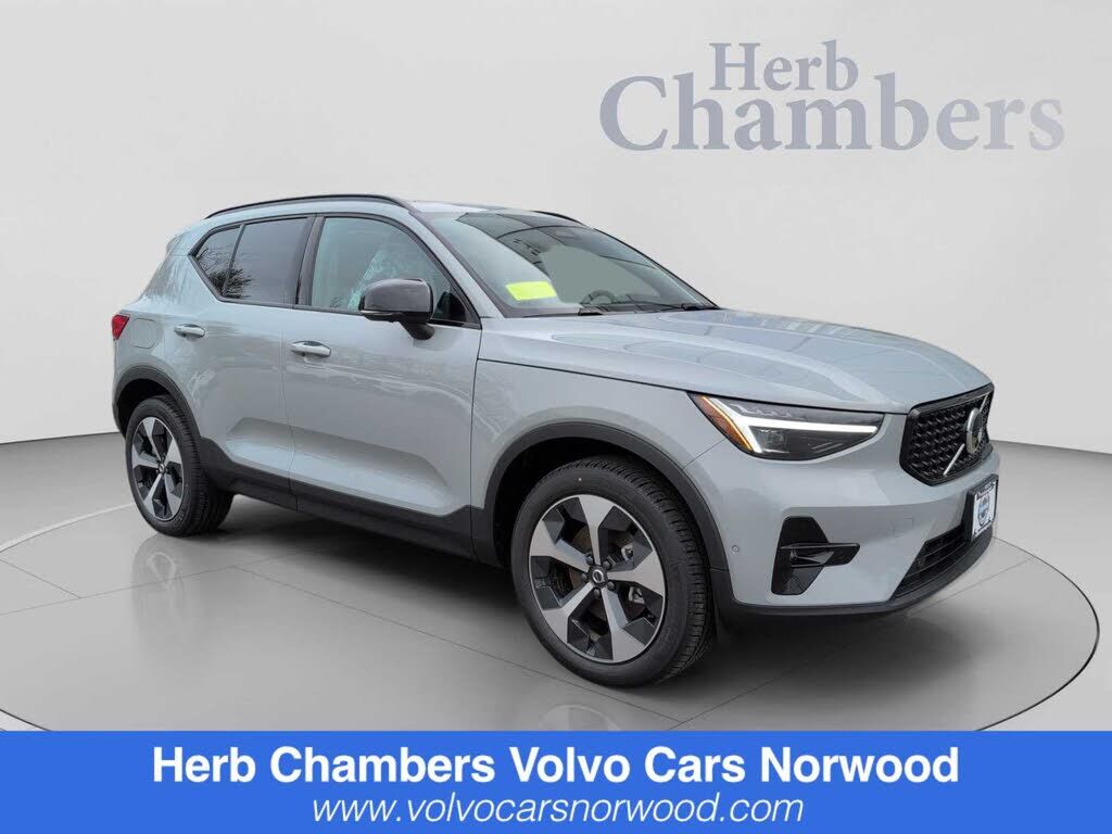 2026 VOLVO XC40