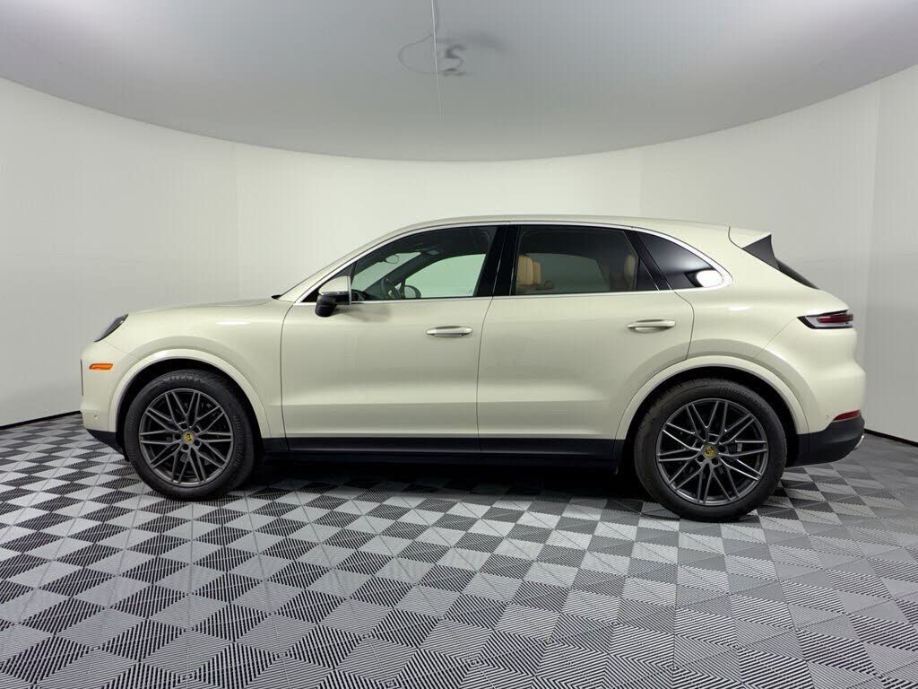2024 PORSCHE Cayenne