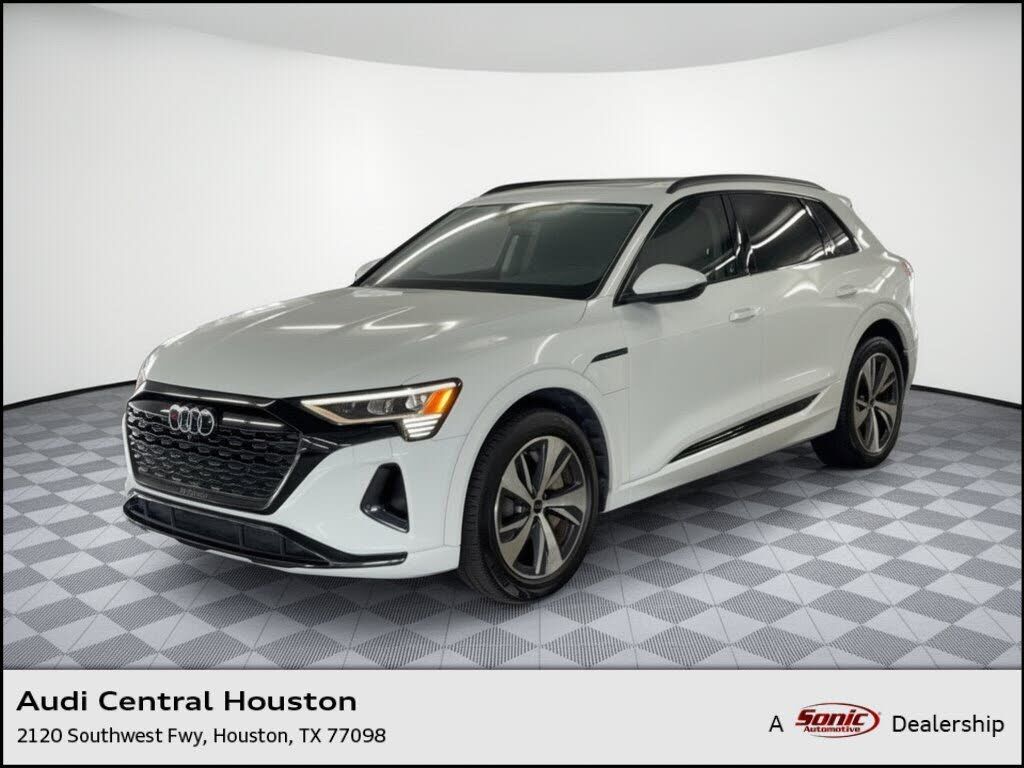 2024 AUDI Q8