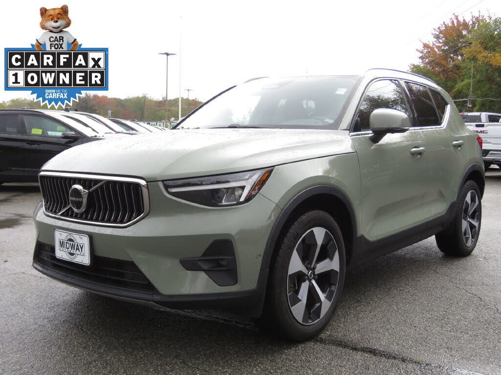2024 VOLVO XC40