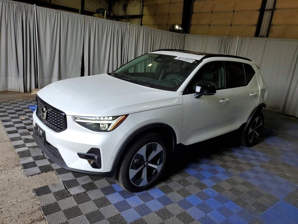 2026 VOLVO XC40