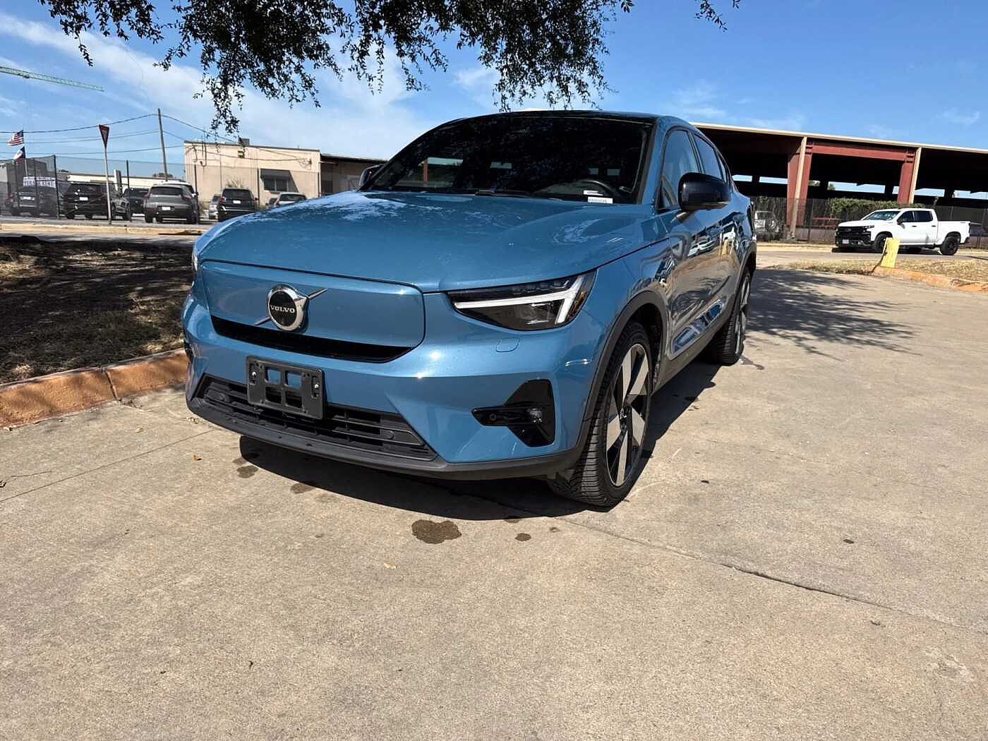 2023 VOLVO C40