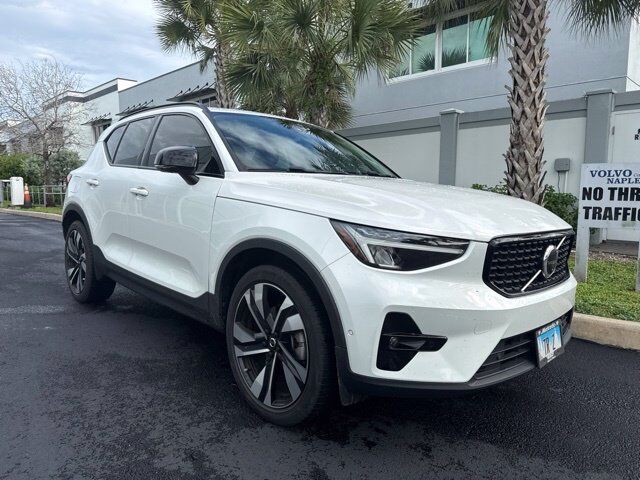 2023 VOLVO XC40