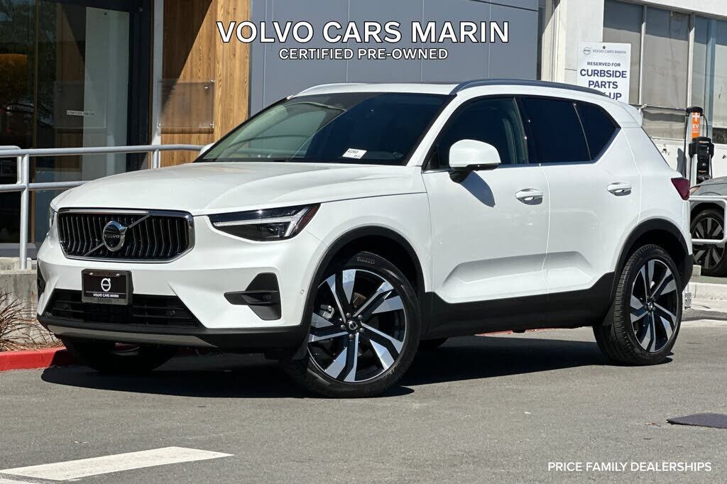 2025 VOLVO XC40