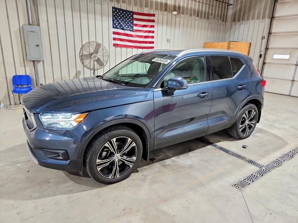 2021 VOLVO XC40