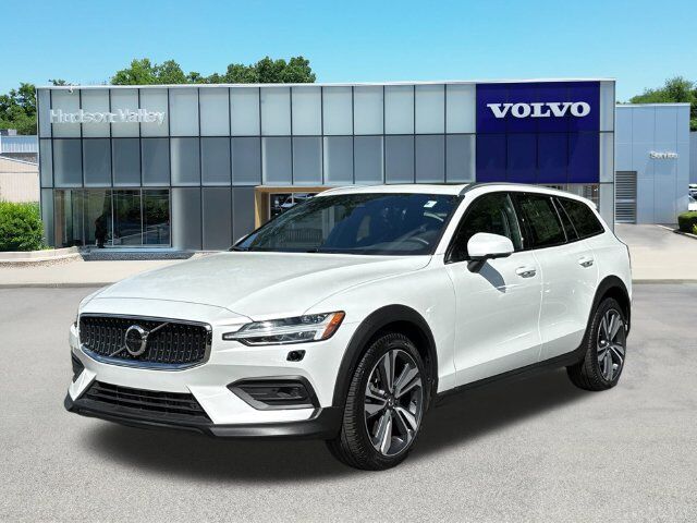 2025 VOLVO V60CC