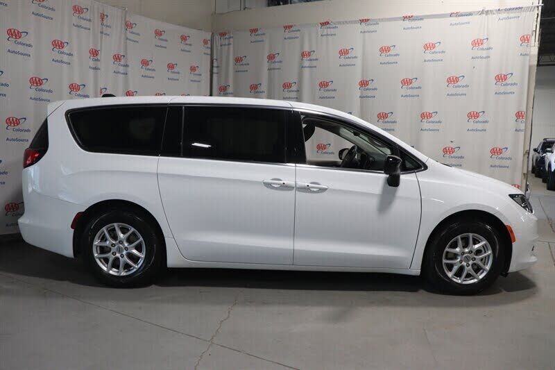 2024 CHRYSLER Voyager