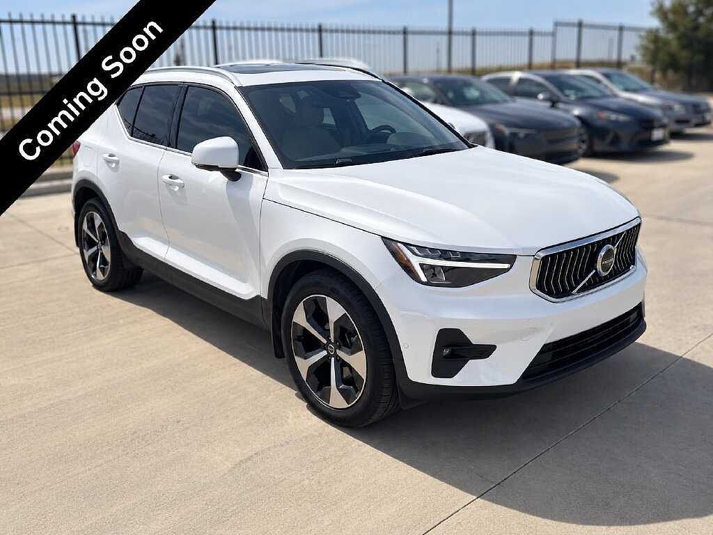 2024 VOLVO XC40