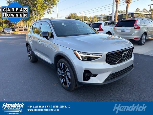 2025 VOLVO XC40
