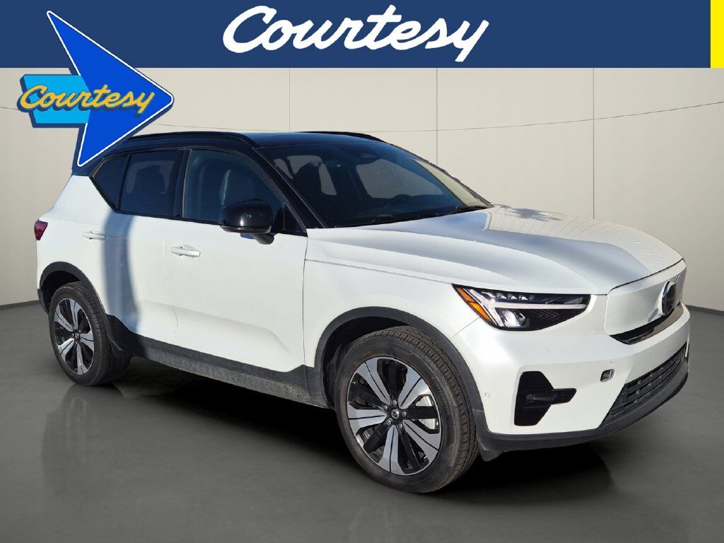2023 VOLVO XC40