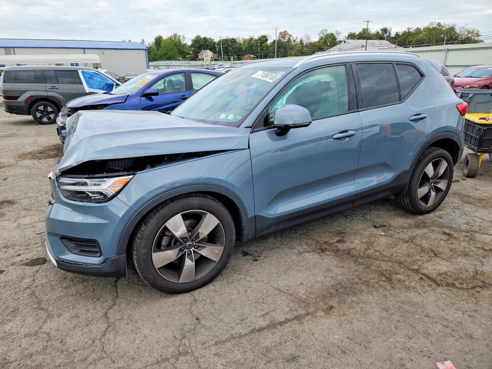 2020 VOLVO XC40