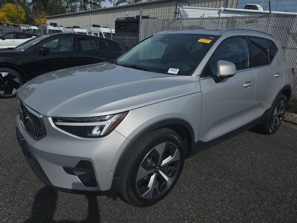 2023 VOLVO XC40