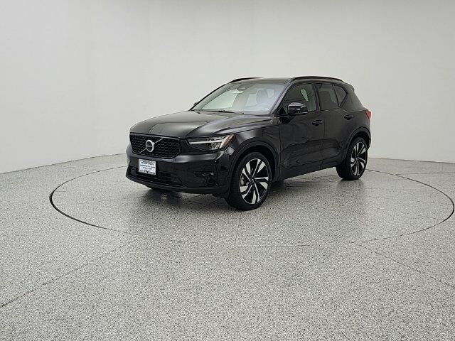 2023 VOLVO XC40