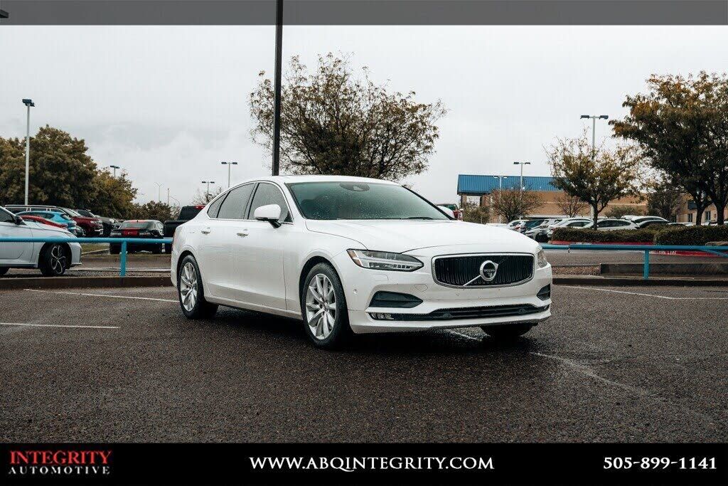 2017 VOLVO S90