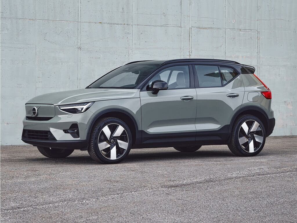 2023 VOLVO XC40