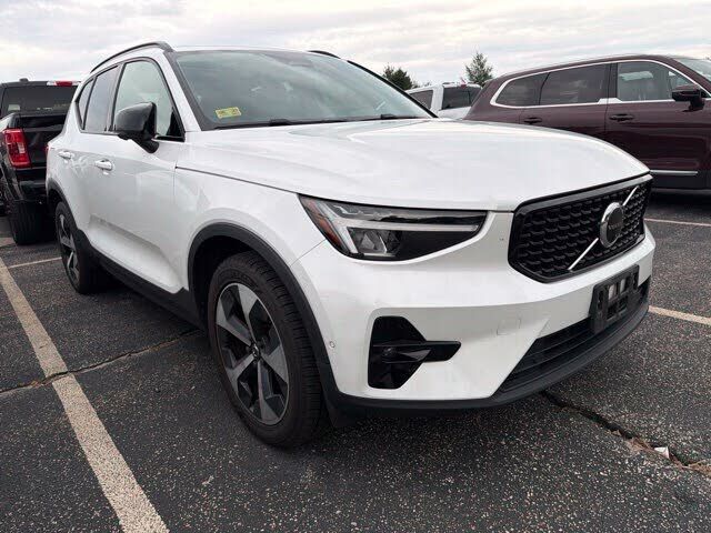2023 VOLVO XC40
