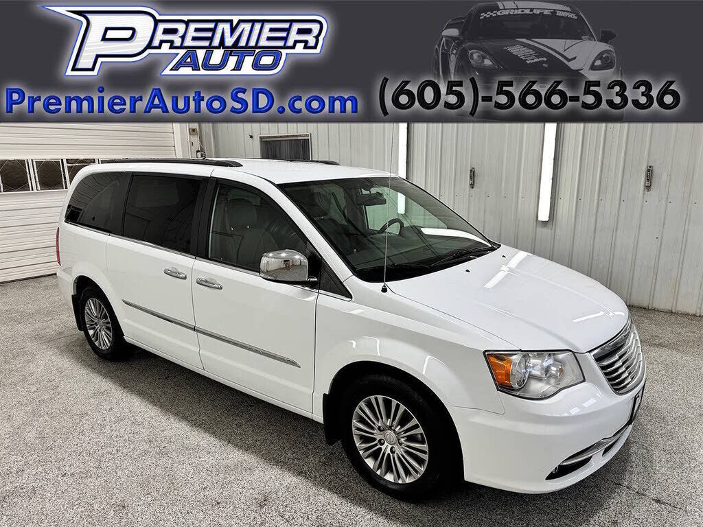 2014 CHRYSLER Town and Country