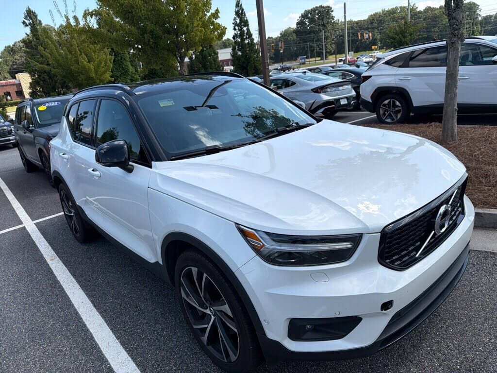 2021 VOLVO XC40