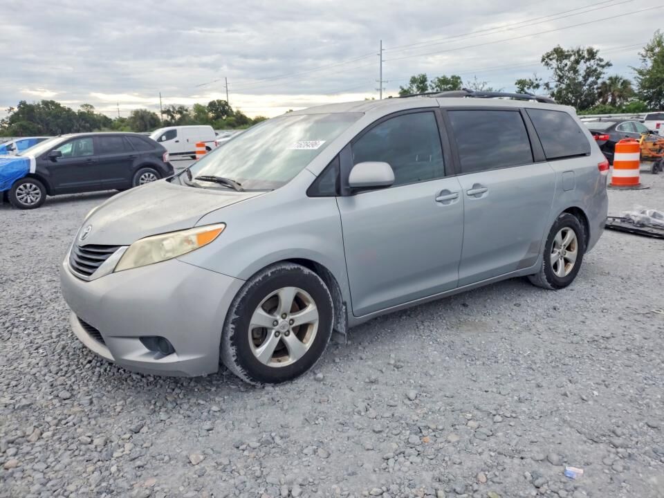 2011 TOYOTA Sienna