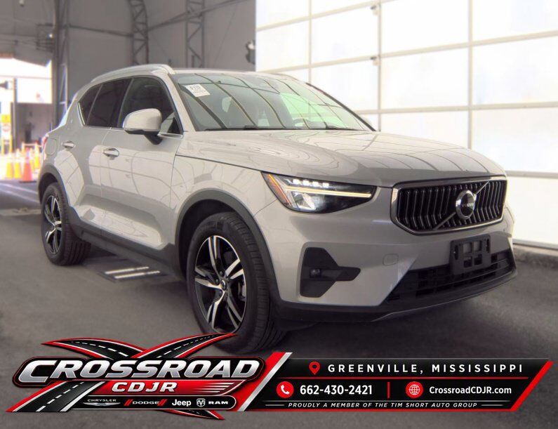 2023 VOLVO XC40