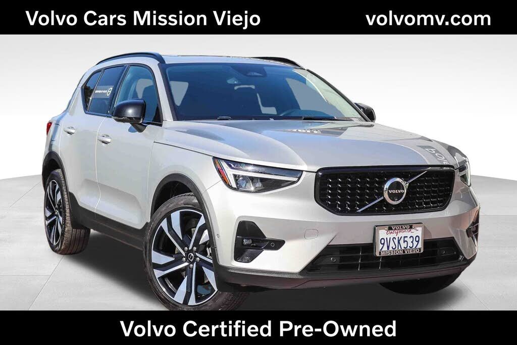 2025 VOLVO XC40