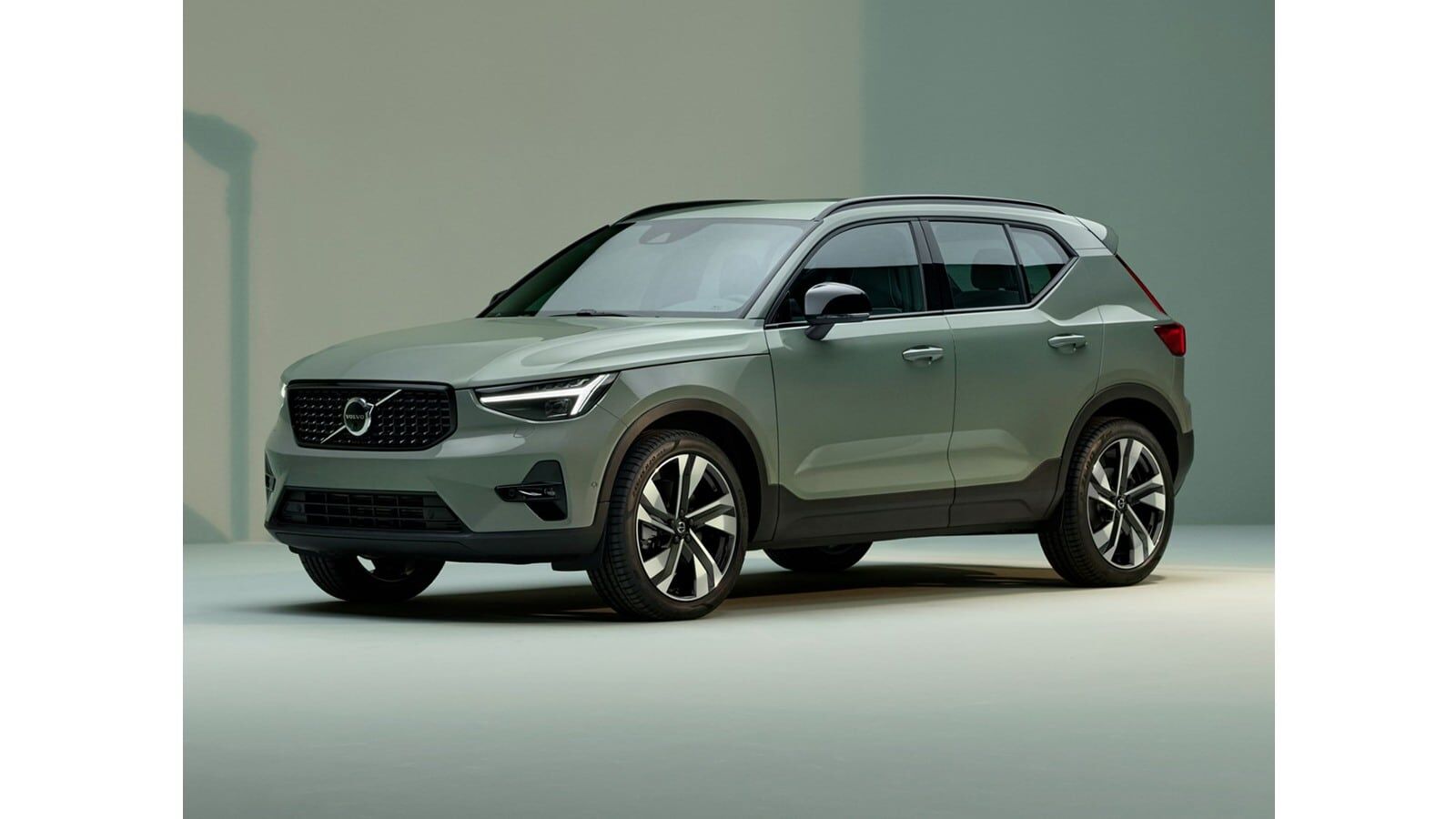 2024 VOLVO XC40