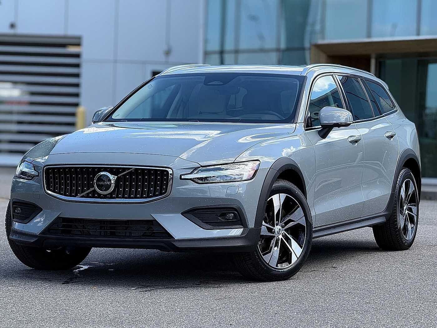 2025 VOLVO V60CC
