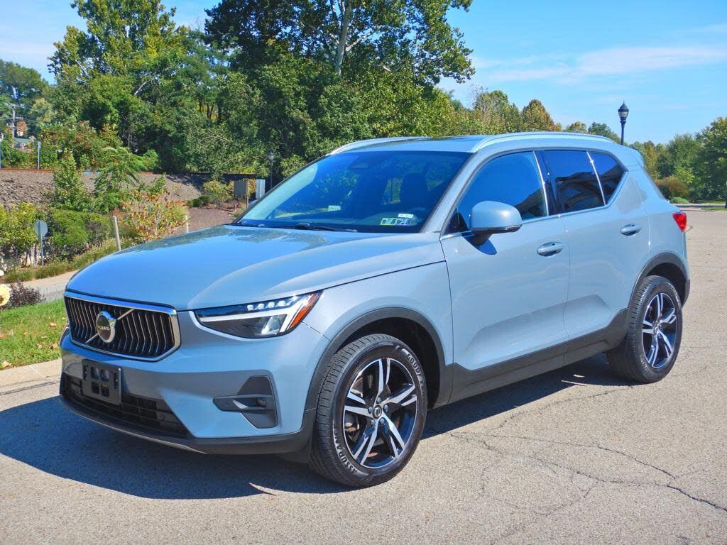 2023 VOLVO XC40