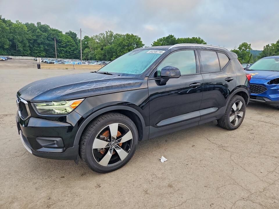 2021 VOLVO XC40