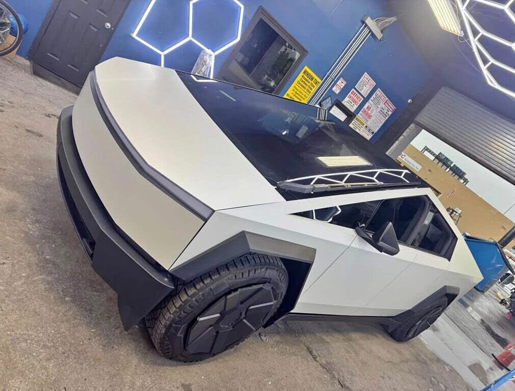 2024 TESLA Cybertruck