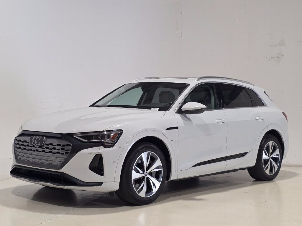 2024 AUDI Q8