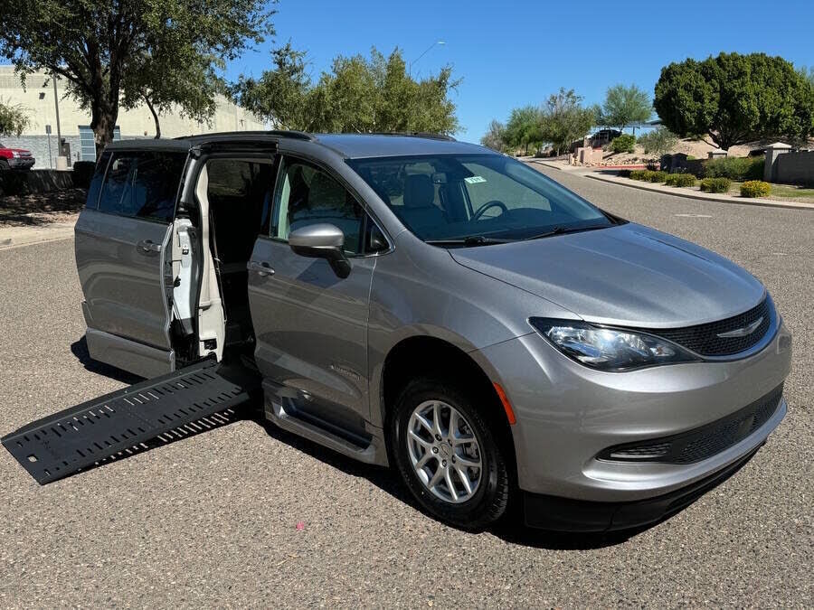 2021 CHRYSLER Voyager