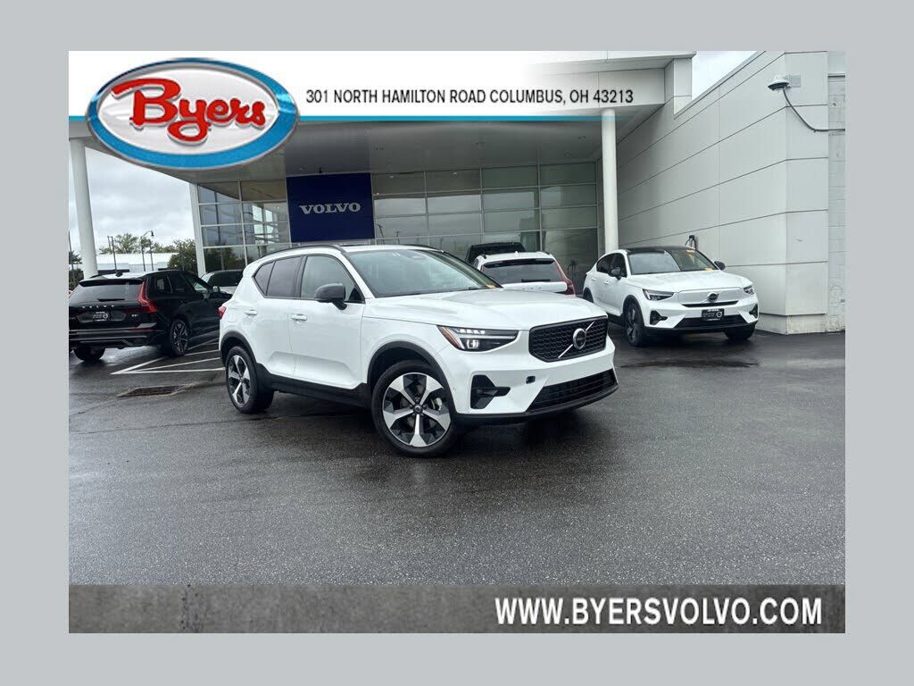2026 VOLVO XC40