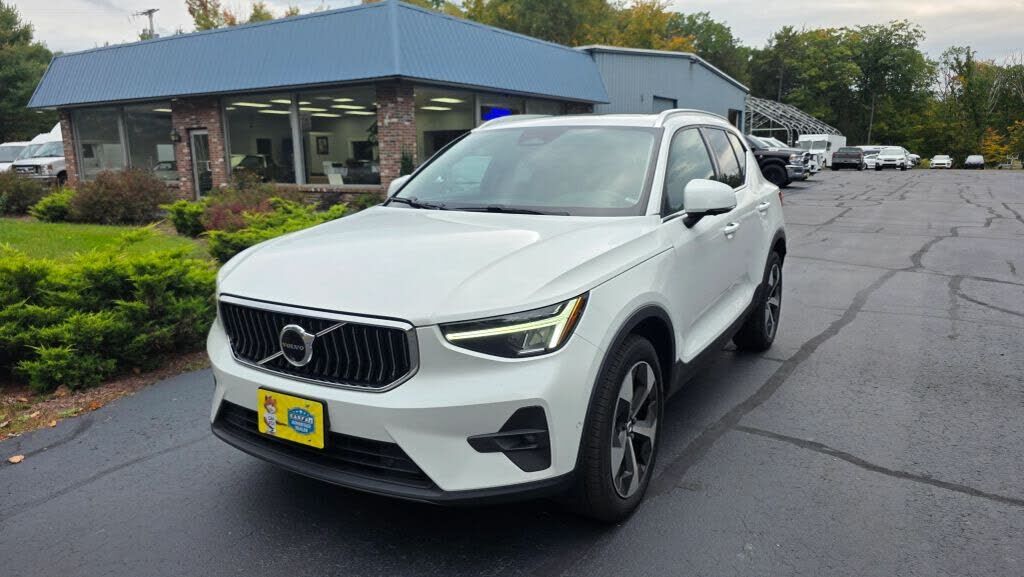 2024 VOLVO XC40