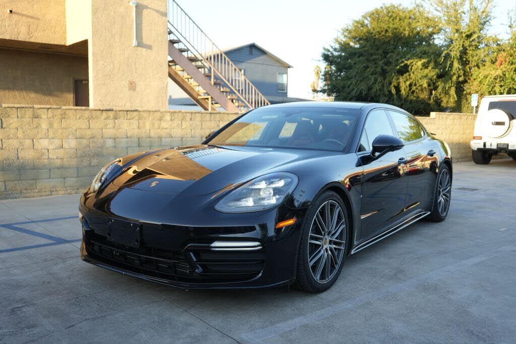 2018 PORSCHE Panamera