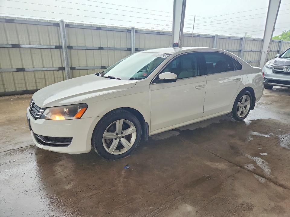 2013 VOLKSWAGEN Passat
