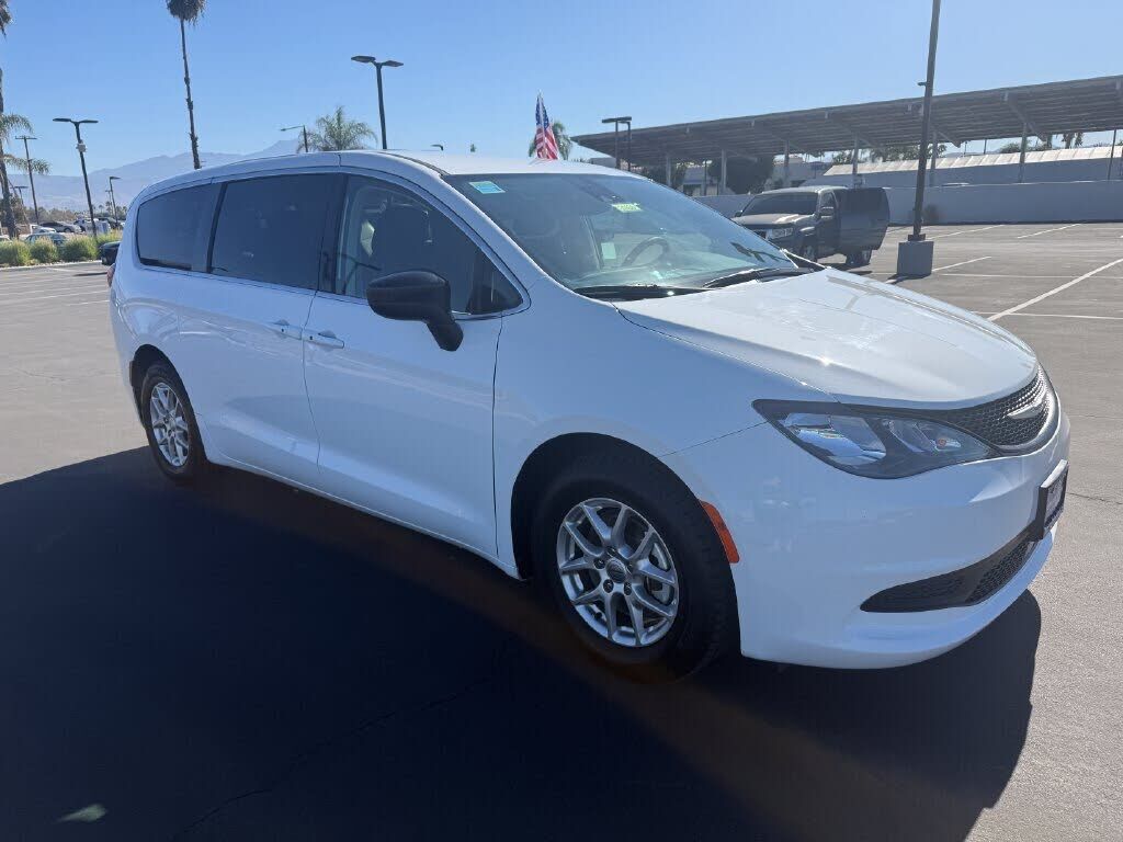 2024 CHRYSLER Voyager
