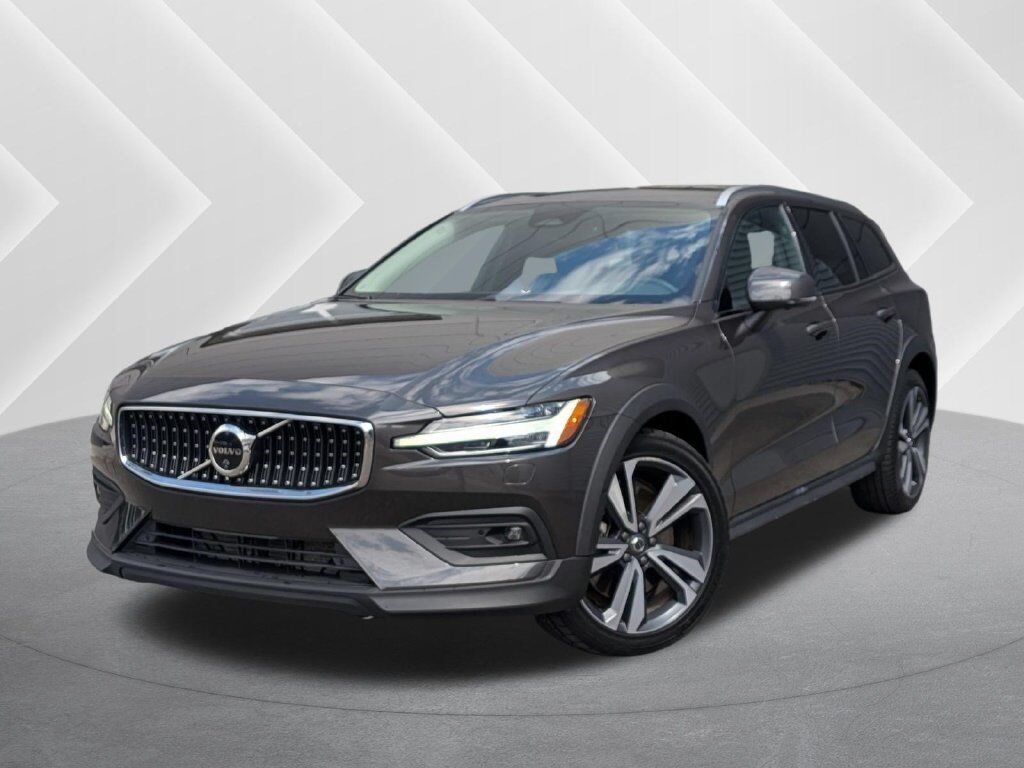 2025 VOLVO V60CC