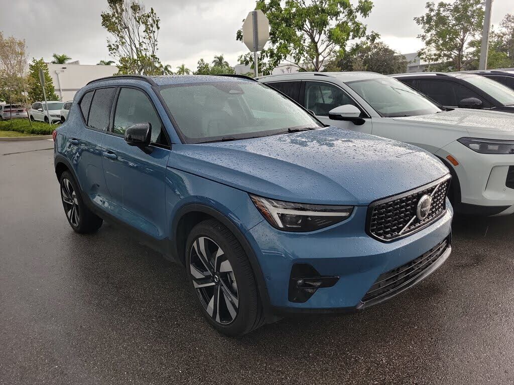 2024 VOLVO XC40