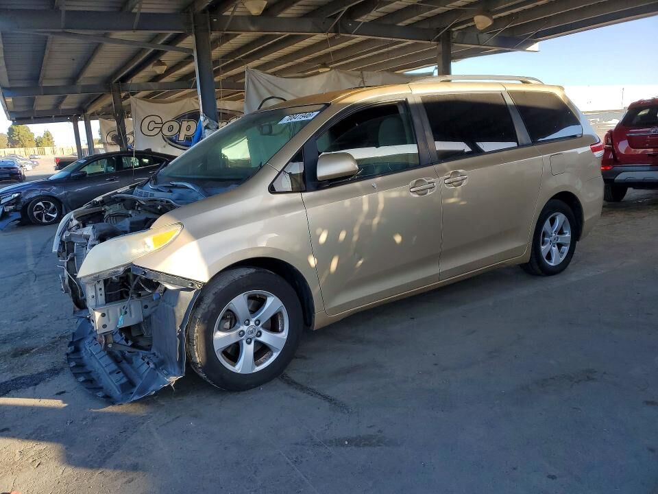 2011 TOYOTA Sienna